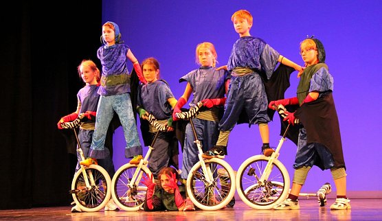 Einrad-Pyramide (Foto: J. Piper)