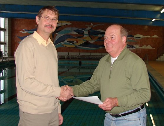 Übergeben (Foto: Förderverein) Übergeben (Foto: Förderverein)