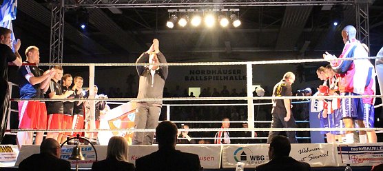 Die Mannschaften im Ring (Foto: nnz)