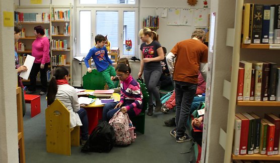 Unterricht in der Bibliothek (Foto: nnz)