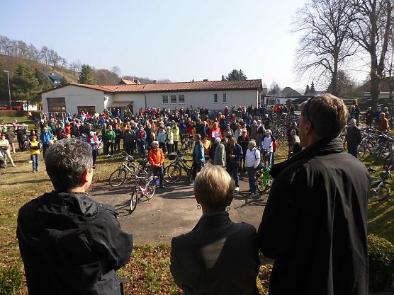 300 demonstrierten f&uuml;r einen Radweg (Foto: nnz)