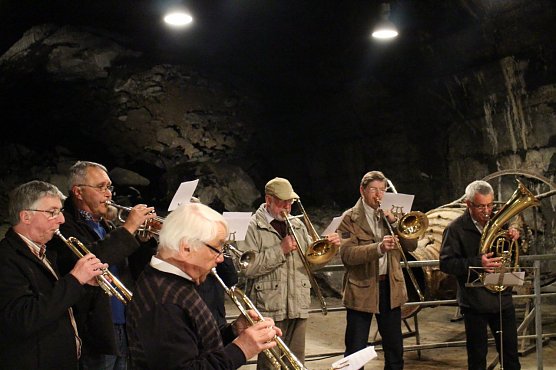 Sakrale Blasmusik im Stollen (Foto: Angelo Glashagel)