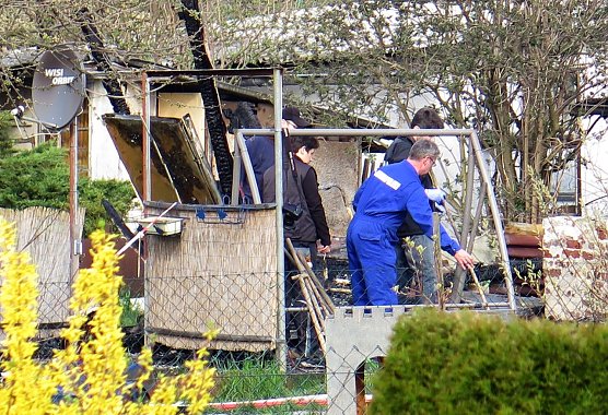 Untersuchung am Brandort (Foto: nnz)