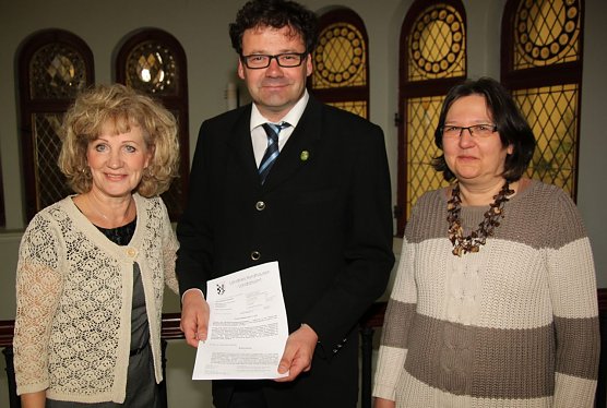 Übergeben (Foto: J. Piper) Übergeben (Foto: J. Piper)