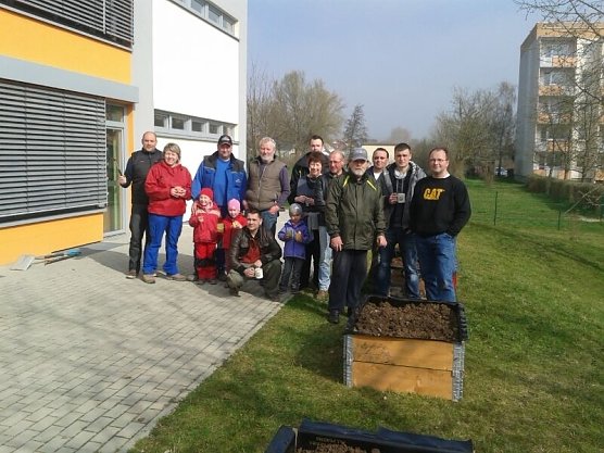 Helfer vor einem der f&uuml;nf neuen Hochbeete in der Kita Kleine Sp&uuml;rnasen ( (Foto: Privat)