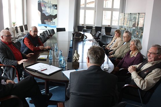 Mitglieder der Stadt- und G&auml;stef&uuml;hrergilde beim Gespr&auml;ch mit Oberb&uuml;rgermeister Zeh (Foto: Patrick Grabe)