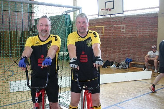 Jens und Ralf Sch&auml;fer vom LV Altstadt Nordhausen werden auch in der kommenden Saison in der Radball-Verbandsliga spielen. (Foto: Uwe Tittel)