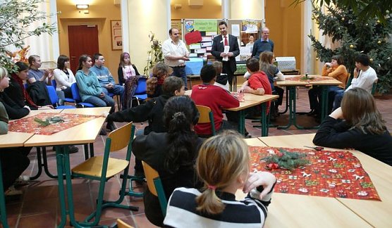 B&uuml;cherkisten &uuml;bergeben (Foto: nnz)