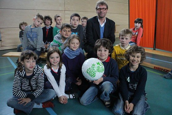 Dirk Adams an der evangelischen Grundschule (Foto: Angelo Glashagel) Dirk Adams an der evangelischen Grundschule (Foto: Angelo Glashagel)