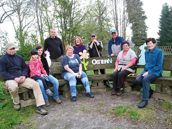 Den letzten Resten Winter wird mit Besen und Schaufel zu Leibe gerückt (Foto: W. Jörgens) Den letzten Resten Winter wird mit Besen und Schaufel zu Leibe gerückt (Foto: W. Jörgens)