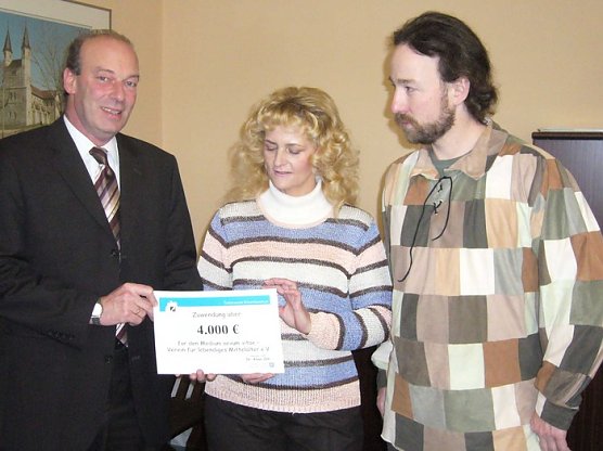 Scheck übergeben (Foto: pln) Scheck übergeben (Foto: pln)