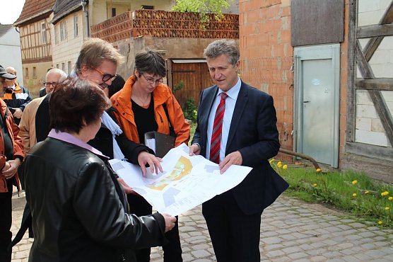 OB Dr. Klaus Zeh, Architekt Roman Graf und SWG Gesch&auml;ftsf&uuml;hrerin Carola Franke begutachten die Pl&auml;ne f&uuml;r das Quartier (Foto: Angelo Glashagel)