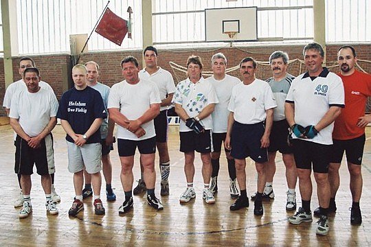 Das waren die Teilnehmer am Turnier der Ehemaligen vor zehn Jahren (Foto: Uwe Tittel) Das waren die Teilnehmer am Turnier der Ehemaligen vor zehn Jahren (Foto: Uwe Tittel)