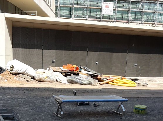 Die erste Bank (Foto: Peter Blei) Die erste Bank (Foto: Peter Blei)