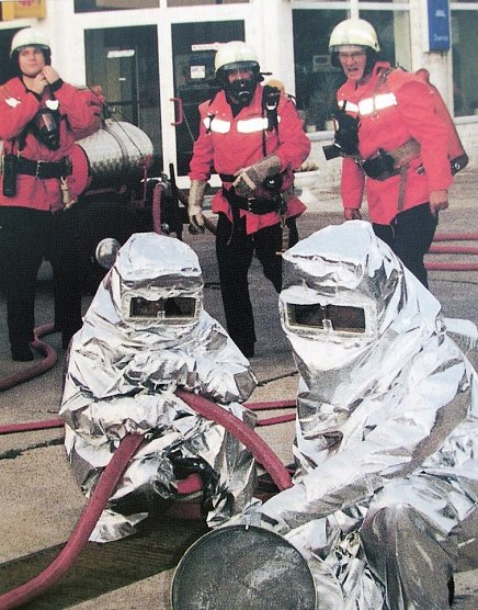 Feuerwehr im Einsatz (Foto: Ilona Bergmann) Feuerwehr im Einsatz (Foto: Ilona Bergmann)