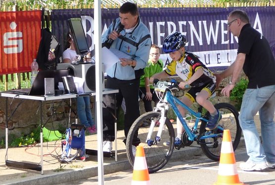 Lukas Krebs beim Start des 8km Einzelzeitfahren (Foto: privat) Lukas Krebs beim Start des 8km Einzelzeitfahren (Foto: privat)