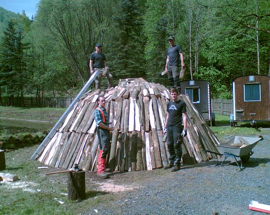 Holzmeiler errichtet (Foto: Michael B&ouml;hme)