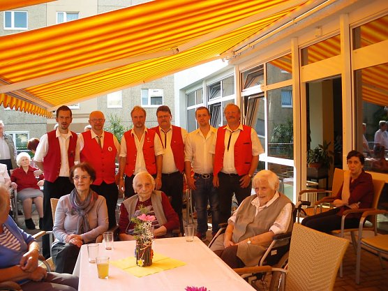 Der Mai wird auch bei den Senioren mit Freude gefeiert (Foto: DRK Pflegeheim Nordhausen) Der Mai wird auch bei den Senioren mit Freude gefeiert (Foto: DRK Pflegeheim Nordhausen)