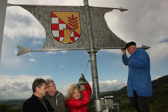Landr&auml;tin Birgit Keller Neustadts B&uuml;rgermeister Dirk Erfurt, Rainer Bachmann als Vertreter des Kreistags und Schmied Herbert Th&uuml;ne (rechts). (Foto: Jessica Pieper)