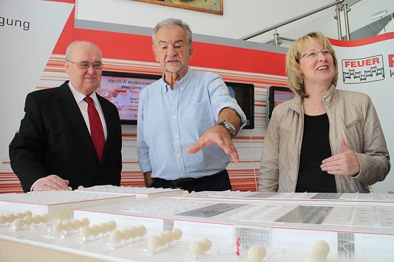 Wirtschaftsminister a.D., Gesellschafter Dieter Feuer, Staatssekret&auml;rin Inge Klaan (Foto: Angelo Glashagel)