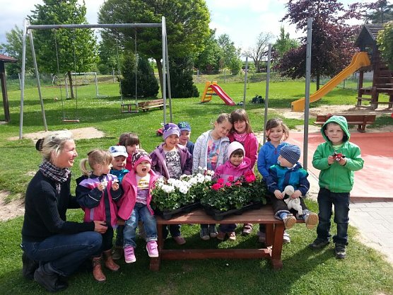 Die Kinder des Zwergenstübchens freuen sich über die Blumenpracht (Foto: Frank Meier) Die Kinder des Zwergenstübchens freuen sich über die Blumenpracht (Foto: Frank Meier)