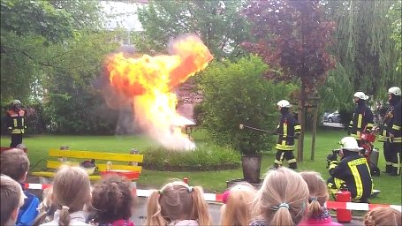 Brandschutzerziehung mit der Freiwilligen Feuerwehr (Foto: Patrick Grabe) Brandschutzerziehung mit der Freiwilligen Feuerwehr (Foto: Patrick Grabe)