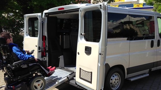 David Gothe kann das neue Fahrzeug der Nordth&uuml;ringer Lebenshilfe nutzen (Foto: Thorsten Rieschel)