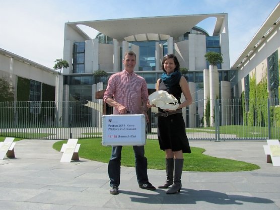 Vor dem Bundestag (Foto: Stiftung für Bären) Vor dem Bundestag (Foto: Stiftung für Bären)