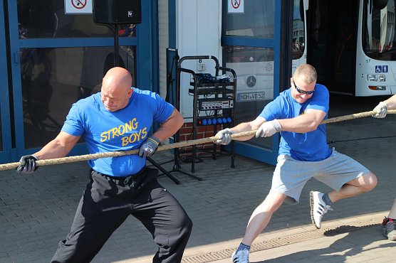 Linienbus-Tauziehen (Foto: Angelo Glashagel)