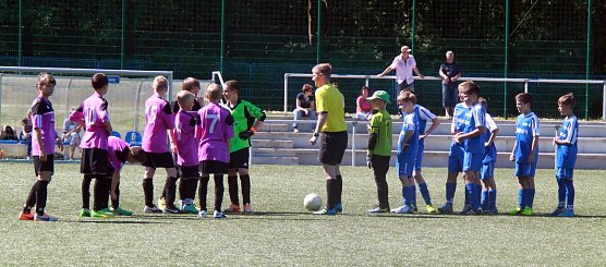 Spiel auf dem Kunstrasen (Foto: St. Friedrich) Spiel auf dem Kunstrasen (Foto: St. Friedrich)