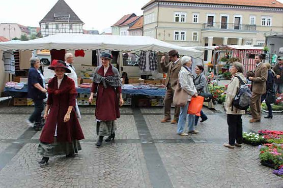 Blumenm&auml;dchen trifft Marktfrau (Foto: Karl-Heinz Herrmann)