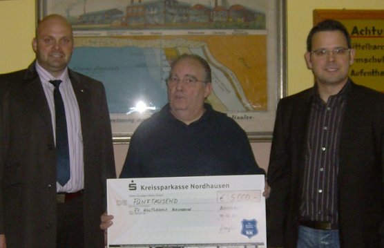 Spende &uuml;bergeben (Foto: Stadtverwaltung)