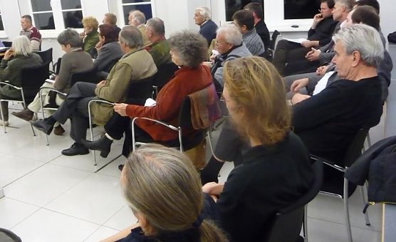 Diskutiert un zugeh&ouml;rt (Foto: nnz)