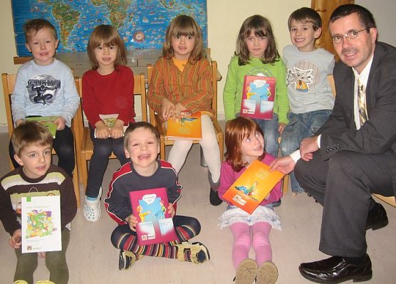 B&uuml;cher &uuml;bergeben (Foto: Barmer)