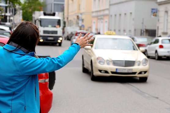 Taxifahrer dürfen auch die kürzesten Strecken nicht ablehnen. (Foto: dmd/ ERGO Versicherungsgruppe) Taxifahrer dürfen auch die kürzesten Strecken nicht ablehnen. (Foto: dmd/ ERGO Versicherungsgruppe)