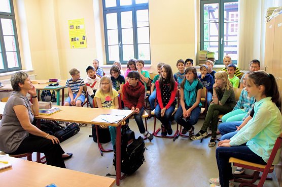 Die Klasse 5/1 l&auml;sst die Woche mit ihren G&auml;sten noch einmal Revue passieren (Foto: Angelo Glashagel)