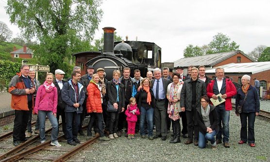 Die Vertreter der deutschen Schmalspurbahnen bei der diesj&auml;hrigen Zusammenkunft in Wales (Foto: Silke St&uuml;ber)