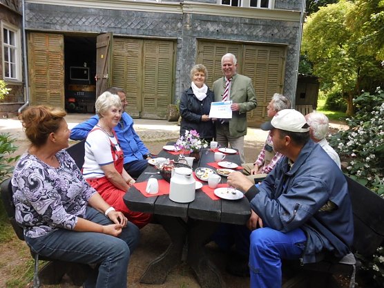 Minister Reinholz &uuml;bergibt Spenden an F&ouml;rderverein Hohenrode (Foto: F&ouml;rderverein Park Hohenrode)