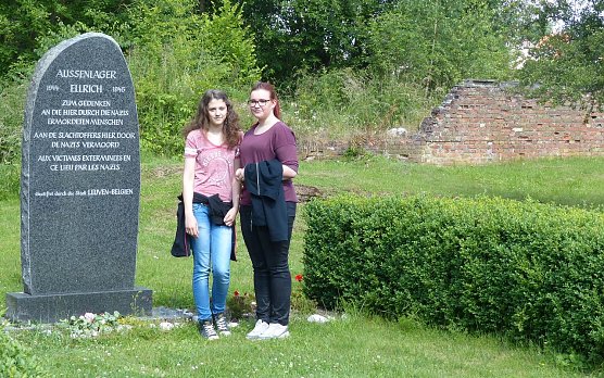 Am Gedenkstein (Foto: privat)