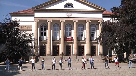 Am Theater vorbei ging es zur neuen Bbliothek (Foto: Angelo Glashagel)