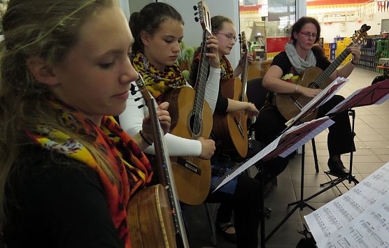 Gitarrenmusik zur Er&ouml;ffnung (Foto: nnz)