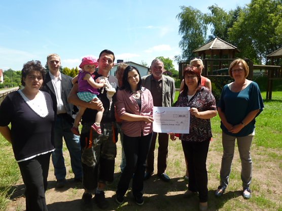 LINKE-Landtagsabgeordnete Diana Skibbe &uuml;berreicht den symbolischen Scheck (Foto: privat)