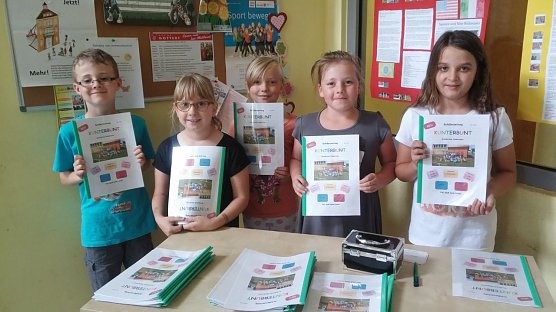 Die AG Sch&uuml;lerzeitung pr&auml;sentiert die erste Ausgabe (Foto: Grundschule Niedersalza)