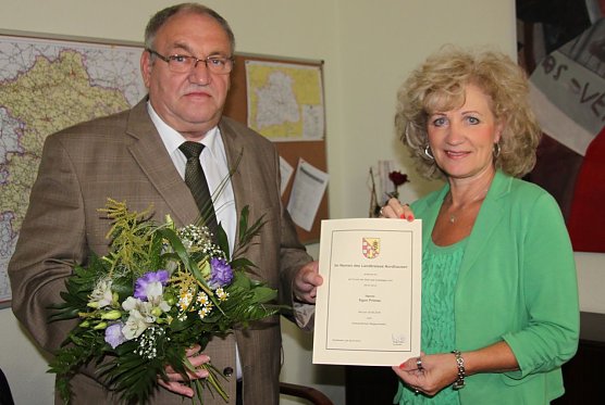Landr&auml;tin Birgit Keller ernennt Egon Primas zum ehrenamtlichen Beigeordneten des Landkreises (Foto: Jessica Pieper)