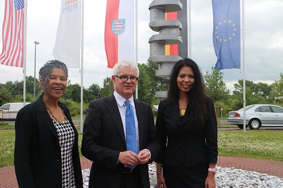 von links: Lori Cooper, Bernd Gulden, Christina Sevilla (Foto: Angelo Glashagel) von links: Lori Cooper, Bernd Gulden, Christina Sevilla (Foto: Angelo Glashagel)