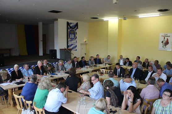 Diskutiert wurde im Saal der Friedenseiche (Foto: Angelo Glashagel)