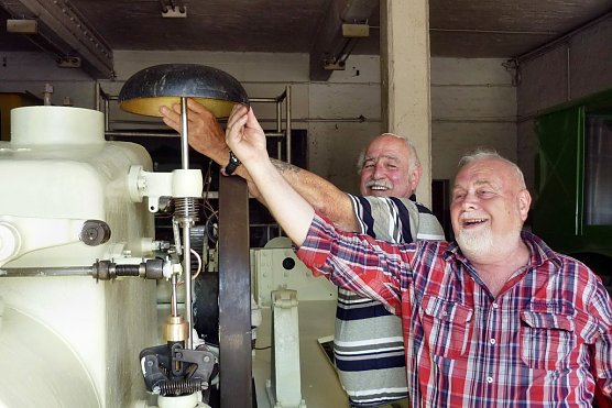 Die neue Glocke wird getestet (Foto: IFA-Museum Nordhausen) Die neue Glocke wird getestet (Foto: IFA-Museum Nordhausen)