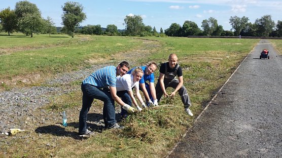 Im Rahmen des Randstad Projektes �Ehrensache� unterstützten Randstad Mitarbeiter die Stiftung Gedenkstätten Buchenwald und Mittelbau-Dora bei der Erhaltung und Pflege der Au&szlig;enanlage (v.l.n.r. Mariu (Foto: Randstad)