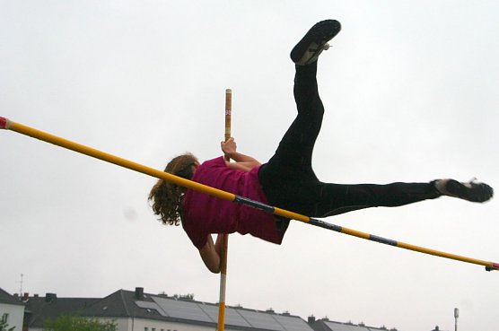 Stabhochsprung im Sommer (Foto: Uwe Tittel)