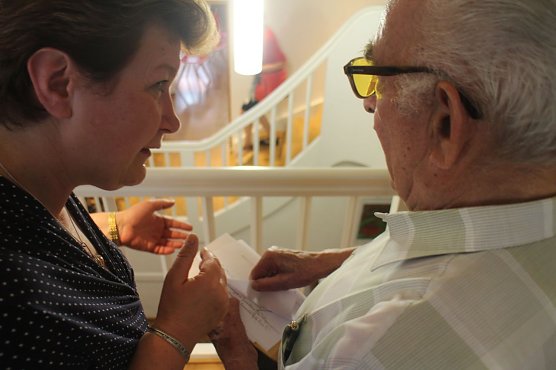 Noch w&auml;hrend der Er&ouml;ffnung f&ouml;rdern Privatleute neue Hinterlassenschaften zu Tage (Foto: Angelo Glashagel)